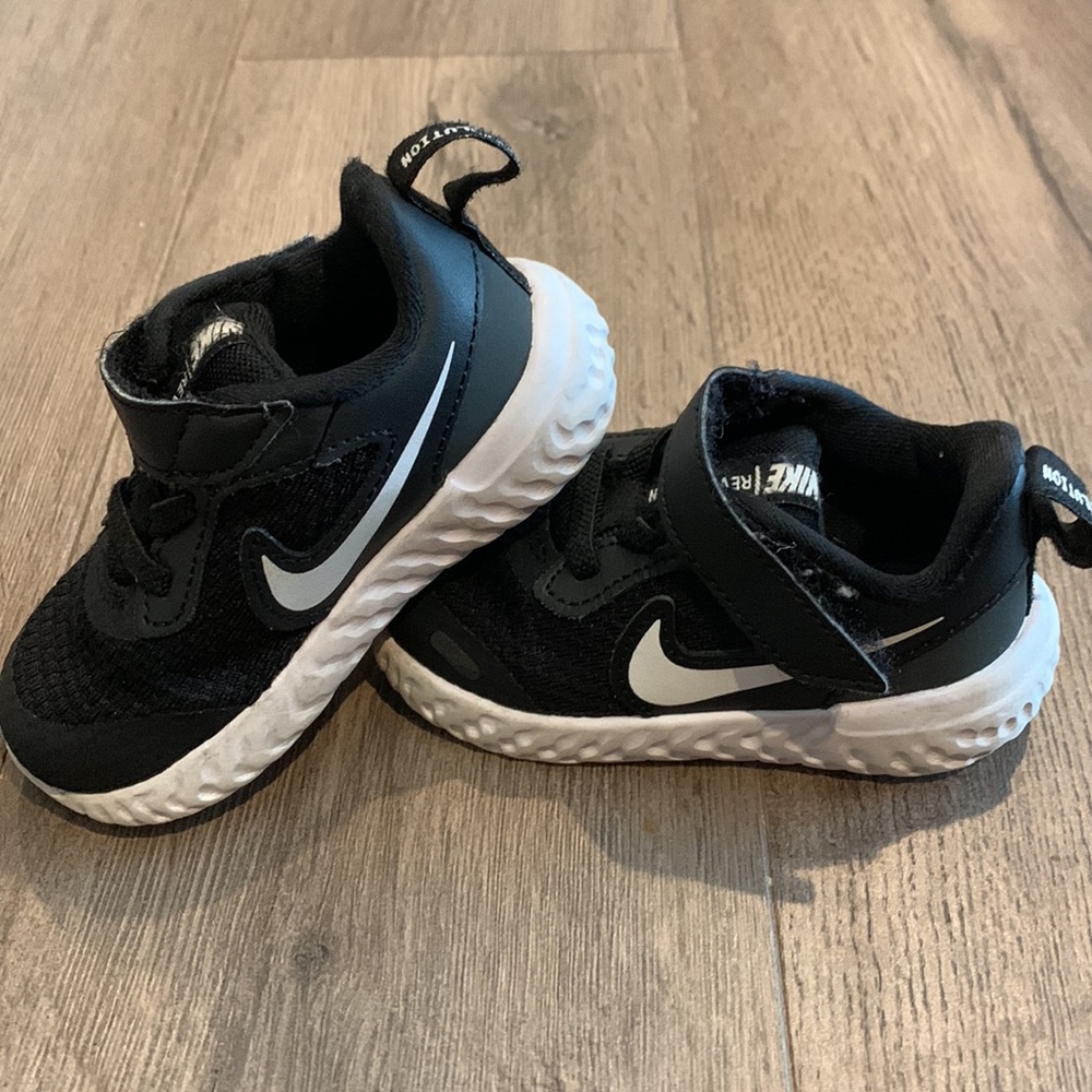 Nike revolutions 5